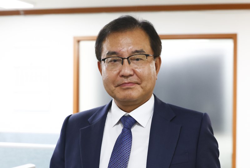 순직 해병 판도라토토 방해 의혹 사건을 판도라토토할 이명현 특별검사가 13일 서울 서초동 사무실을 나서고 있는 모습. 사진=뉴시스