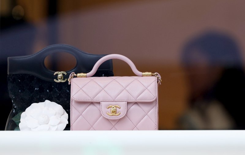[서울=뉴시스] 김진아 기자 = 2일 명품 업계에 따르면 샤넬코리아는 이날부터 주얼리와 가방 일부 제품 가격을 기습 인상했다. 22백은 중간 사이즈는 867만원에서 938만원으로, 작은 사이즈는 822만원에서 889만원으로 8.2% 인상된다. 샤넬 뉴미니 클래식 백의 경우, 748만원에서 800만원으로 7% 정도 인상됐다. 클래식 카드지갑의 경우 90만원에서 97만원으로 인상돼 7.7% 정도 가격이 올랐다. 사진은 2일 서울 시내 한 샤넬 매장. 2025.06.02. bluesoda@newsis.com