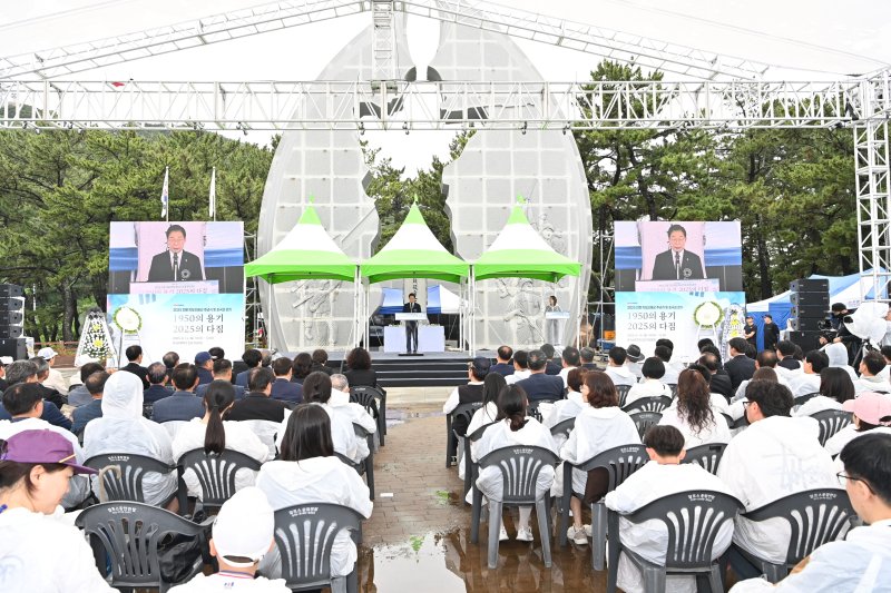 [안동=뉴시스] 14일 영덕 장사상륙작전 전승기념공원에서 '2025년 전몰 학도의용군 추념식'이 열리고 있다. (사진=경북교육청 제공) 2025.06.14. photo@newsis.com *재판매 및 DB 금지