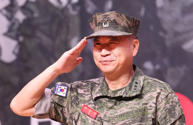 지난 6월 14일 강원 양구군 문화복지센터에서 열린 2025 도솔산 지구 전투 전승 기념식에서 주일석 해병대 사령관이 참전용사들에게 경례하고 있다. 연합뉴스