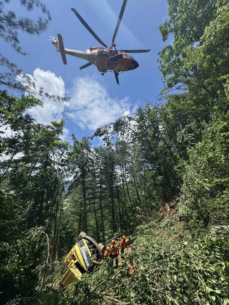 14일 오전 11시 18분쯤 강원 횡성군 강림면 강림리 소재 한 산에서 작업 중이던 포클레인이 인근 계곡 아래로 추락하는 사고가 발생했다. (강원특별자치도소방본부 제공. 재판매 및 DB금지) 2025.6.14/뉴스1