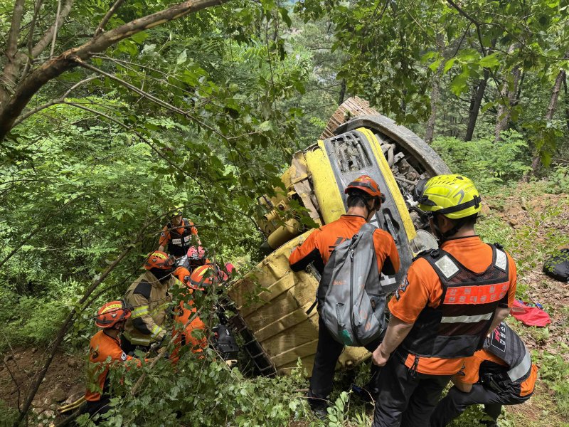 14일 오전 11시 18분쯤 강원 횡성군 강림면 강림리 소재 한 산에서 작업 중이던 포클레인이 인근 계곡 아래로 추락하는 사고가 발생해 포클레인에 타고 있던 50대 A 씨가 다쳤다. (횡성소방서 제공. 재판매 및 DB금지) 2025.6.14/뉴스1
