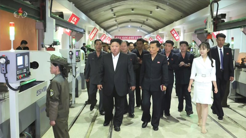 北 장마철 앞둔 대비 강조, 김정은, 딸 주애와 군수공장 시찰