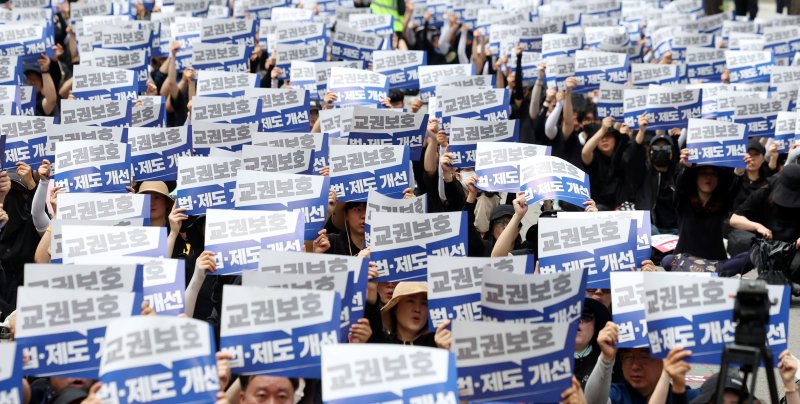 [서울=뉴시스] 추상철 기자 = 전교조, 교총, 교사노조 등 교원 3단체가 14일 오후 서울 종로구 정부서울청사 인근에서 학생 가족 민원에 시달리다 숨진 제주 중학교 교사 추모 및 교권 보호 대책 요구 집회를 하고 있다. 2025.06.14. scchoo@newsis.com