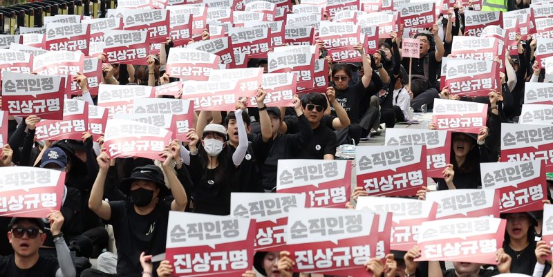 [서울=뉴시스] 추상철 기자 = 전교조, 교총, 교사노조 등 교원 3단체가 14일 오후 서울 종로구 정부서울청사 인근에서 학생 가족 민원에 시달리다 숨진 제주 중학교 교사 추모 및 교권 보호 대책 요구 집회를 하고 있다. 2025.06.14. scchoo@newsis.com