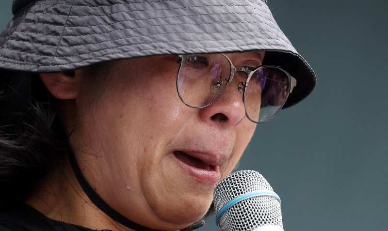 [서울=뉴시스] 추상철 기자 = 14일 오후 서울 종로구 정부서울청사 인근에서 열린 전교조, 교총, 교사노조 등 교원 3단체의 '제주 교사 추모 및 교권 보호 대책 요구' 집회에서 동료교사가 눈믈을 흘리고 있다. 2025.06.14. scchoo@newsis.com