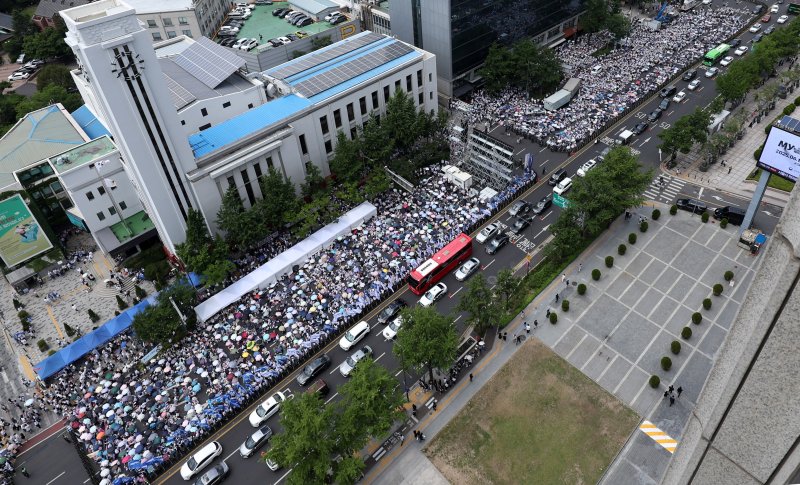 [서울=뉴시스] 추상철 기자 = 블랙잭 용어 통합국민대회 준비위원회가 14일 오후 서울 중구 서울시의회 인근에서 동성애 퀴어축제와 차별금지법 제정 시도에 반대하는 '거룩한방파제 통합국민대회'를 하고 있다. 2025.06.14. scchoo@newsis.com