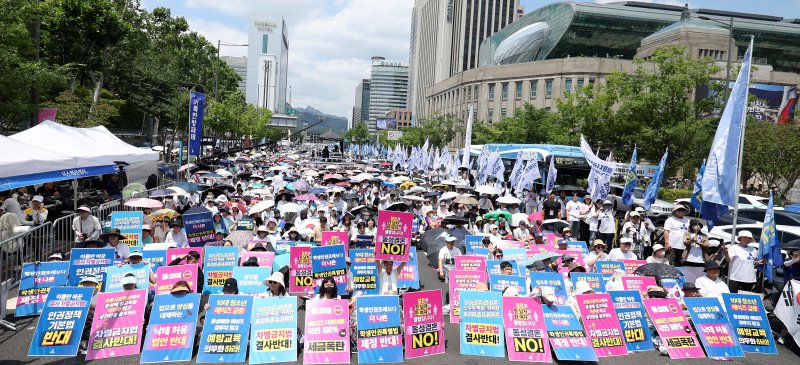 [서울=뉴시스] 추상철 기자 = 블랙잭 용어 통합국민대회 준비위원회가 14일 오후 서울 중구 서울시의회 인근에서 동성애 퀴어축제와 차별금지법 제정 시도에 반대하는 '거룩한방파제 통합국민대회'를 하고 있다. 2025.06.14. scchoo@newsis.com