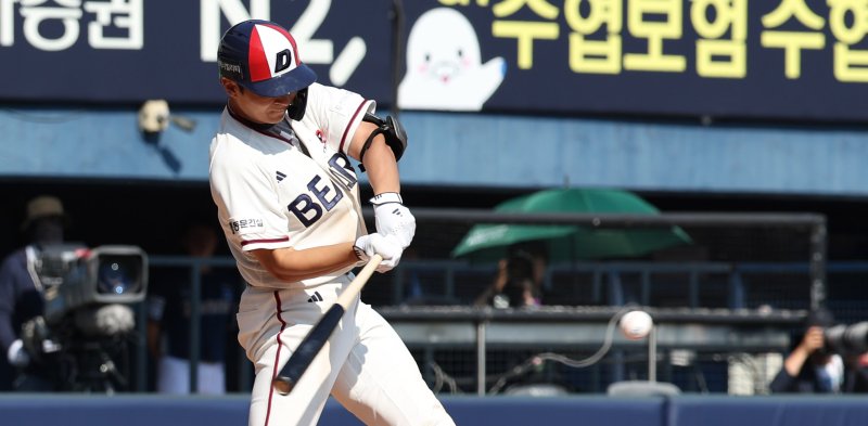 [서울=뉴시스] 추상철 기자 = 25일 오후 서울 송파구 잠실야구장에서 열린 2025 KBO리그 NC 다이노스와 두산 베어스의 경기, 5회말 1아웃 주자 만루 상황에서 두산 카드카운팅이 타격하고 있다. 2025.05.25. scchoo@newsis.com