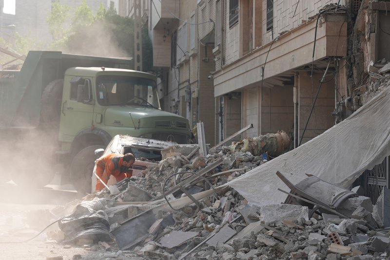 [테헤란=신화/뉴시스]13일(현지 시간) 이란 테헤란에 이스라엘 공습으로 파손된 건물 잔해 모습. 2025.06.14.