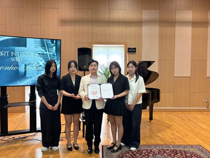 카지노사이트 영어교육도시의 국제학교 노스런던컬리지에잇스쿨 카지노사이트에서 14일 열린 연주회에서 김건우 피아니스트(왼쪽 세번째)와 참석자들이 기념촬영 하고 있다.