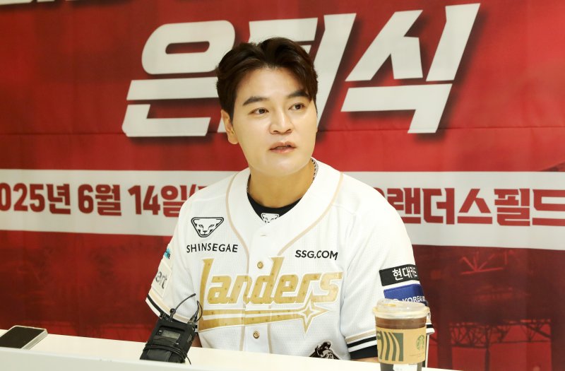 [서울=뉴시스] 14일 인천 SSG랜더스필드에서 은퇴식을 앞두고 인터뷰를 하는 바카라사이트 SSG 랜더스 구단주 보좌역. (사진 = SSG 랜더스 제공) *재판매 및 DB 금지