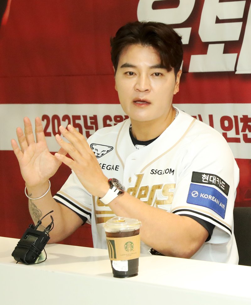 [서울=뉴시스] 14일 인천 SSG랜더스필드에서 은퇴식을 앞두고 인터뷰를 하는 바카라사이트 SSG 랜더스 구단주 보좌역. (사진 = SSG 랜더스 제공) *재판매 및 DB 금지