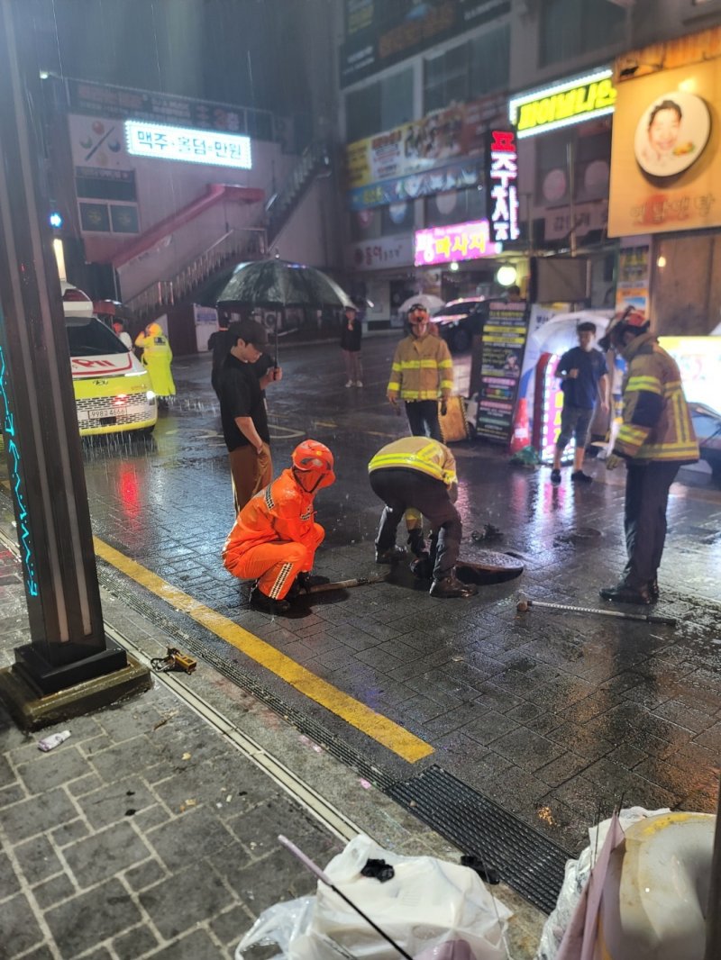 14일 오전 2시 33분쯤 슬롯 연제구 연산동에 닫혀있지 않던 맨홀 구멍에 대해 소방이 안전조치를 취하고 있다.(슬롯소방재난본부 제공. 재판매 및 DB 금지)