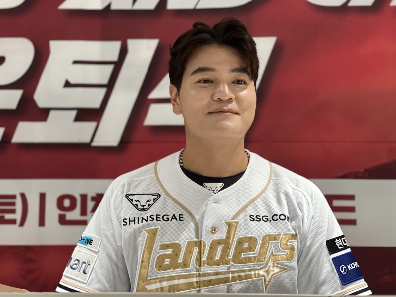 홀덤 핸드가 14일 인천 SSG랜더스필드에서 은퇴식 기념 기자회견을 하고 있다. 2025.6.14/뉴스1 ⓒ News1 이상철 기자