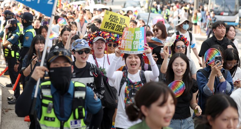 [온라인카지노=뉴시스] 김선웅 기자 = 14일 온라인카지노 중구 을지로 일대에서 열린 제26회 온라인카지노퀴어문화축제 참가자들이 퀴어퍼레이드를 하고 있다. 2025.06.14. mangusta@newsis.com