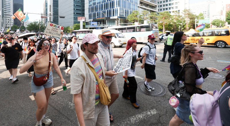 [온라인카지노=뉴시스] 김선웅 기자 = 14일 온라인카지노 중구 을지로 일대에서 열린 제26회 온라인카지노퀴어문화축제 참가자들이 퀴어퍼레이드를 하고 있다. 2025.06.14. mangusta@newsis.com