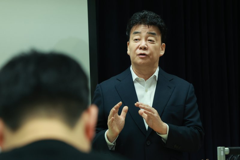 백종원 이브벳 대표가 지난 3월 서울 서초구 스페이스쉐어 강남역센터에서 열린 정기 주주총회에서 발언을 하고 있다. 2025.3.28/뉴스1 ⓒ News1 김진환 기자