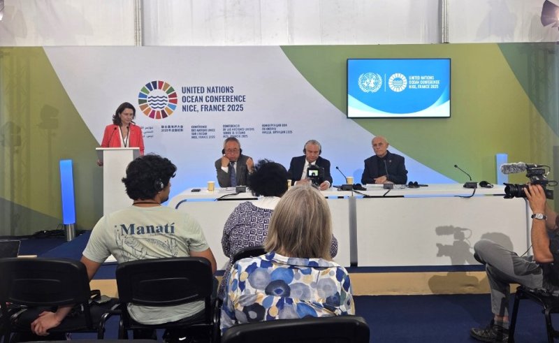 [니스=뉴시스] 이혜원 기자 = (왼쪽부터) 리준화 유엔 사무차장, 아르놀도 안드레 티노코 코스타리카 외무장관, 올리비에 푸아브르 아르보르 프랑스 극지해양특사가 지난 13일(현지 시간) 프랑스 니스에서 제3차 유엔 해양총회 폐막 기자회견 하고 있다. 2025.06.14. hey1@newsis.com *재판매 및 DB 금지