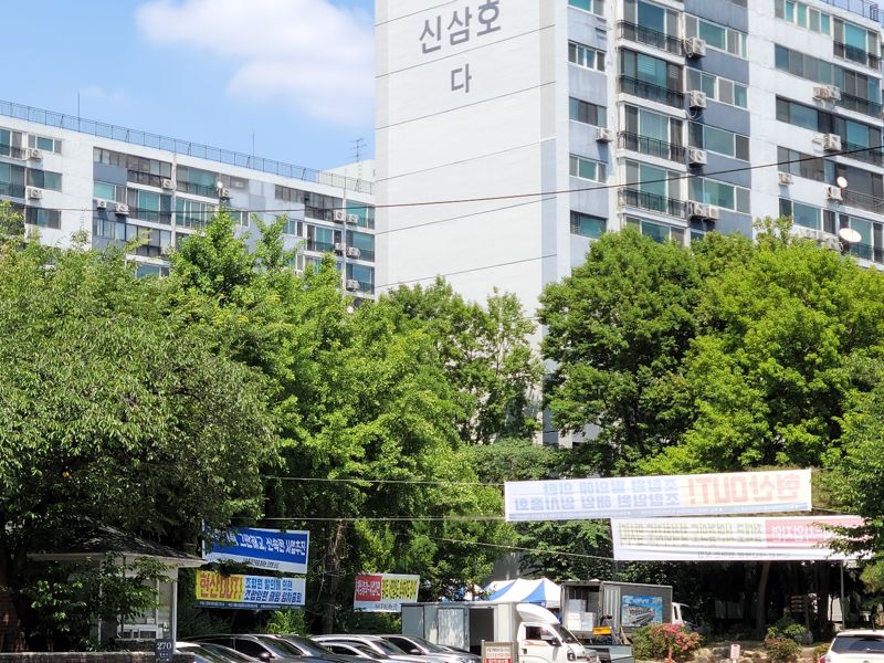 서울 서초구 토르 토토동 '방배신삼호' 단지 전경. 조합 임원 및 시공사 관련 문구가 적힌 각종 현수막이 달려있다. 사진=독자제공