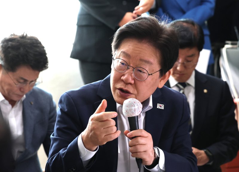 李대통령 "대북전단 계속 살포하면 처벌"