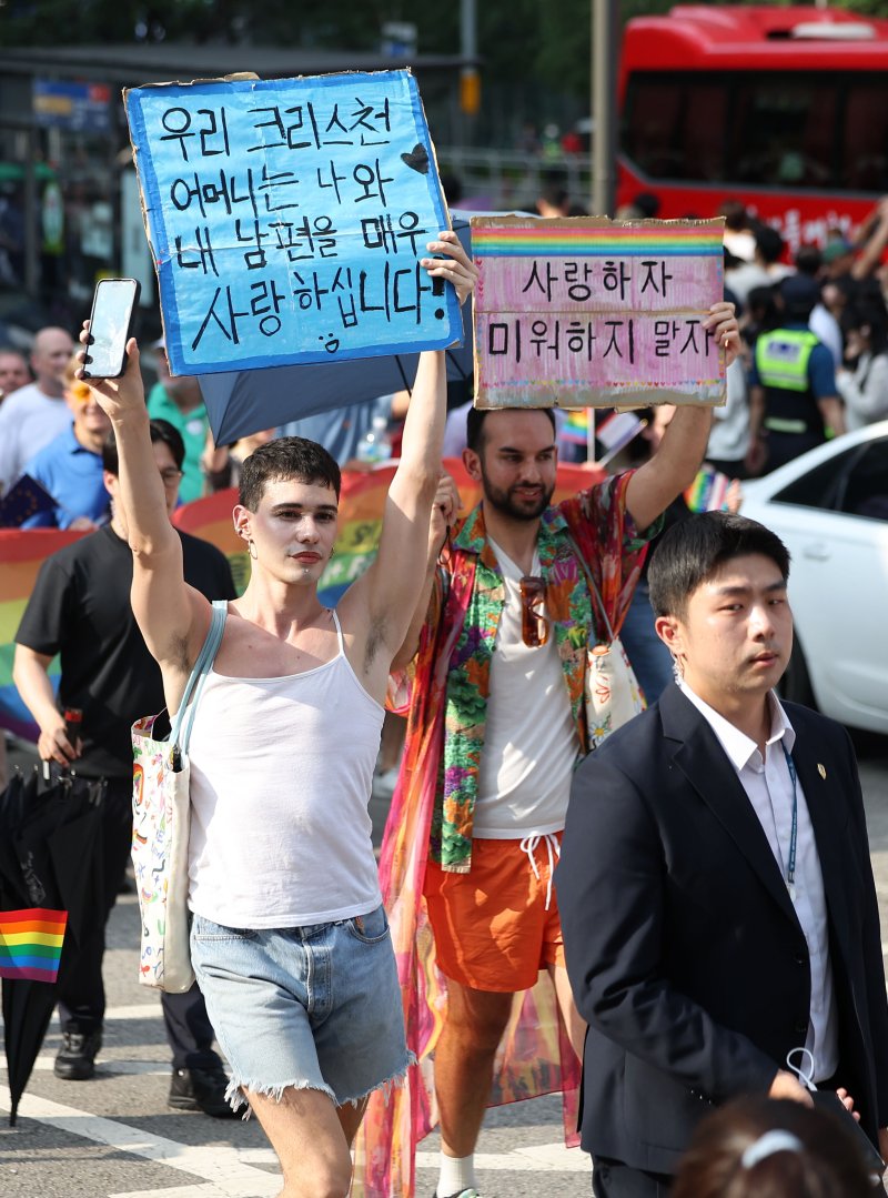 [서울=뉴시스] 김선웅 기자 = 14일 서울 중구 을지로 일대에서 열린 제26회 서울퀴어문화축제 참가자들이 퀴어퍼레이드를 하고 있다. 2025.06.14. mangusta@newsis.com