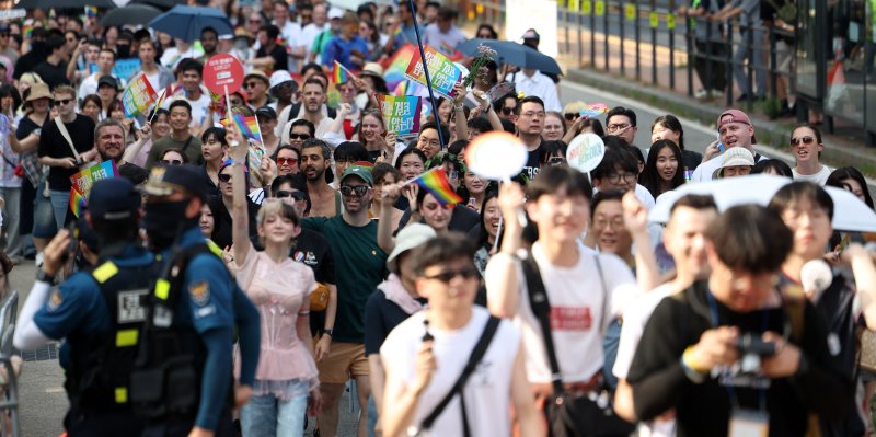 [서울=뉴시스] 김선웅 기자 = 14일 서울 중구 을지로 일대에서 열린 제26회 서울퀴어문화축제 참가자들이 퀴어퍼레이드를 하고 있다. 2025.06.14. mangusta@newsis.com