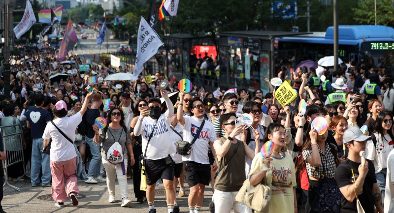 [서울=뉴시스] 김선웅 기자 = 14일 서울 중구 을지로 일대에서 열린 제26회 서울퀴어문화축제 참가자들이 퀴어퍼레이드를 하고 있다. 2025.06.14. mangusta@newsis.com