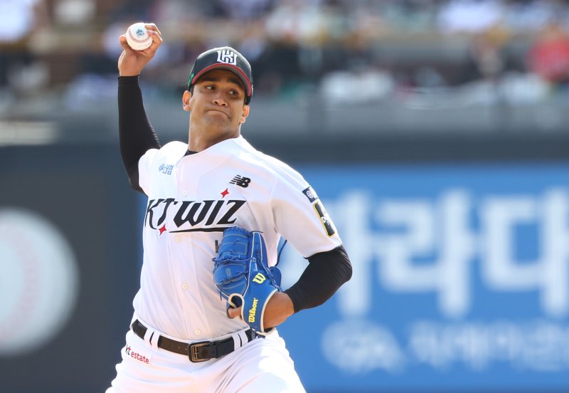 [수원=뉴시스] 황준선 기자 = 9일 경기도 수원케이티위즈파크에서 열린 2024 KBO 포스트시즌 준플레이오프 4차전 볼트카지노 트윈스와 kt 위즈의 경기, 1회 초 kt 선발 쿠에바스가 역투하고 있다. 2024.10.09. hwang@newsis.com
