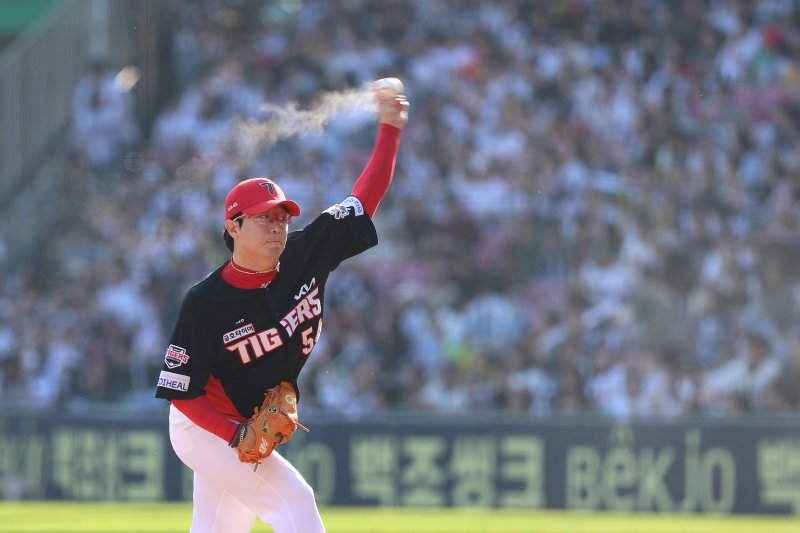 [서울=뉴시스] 프로야구 KIA 타이거즈 양현종이 3일 서울 잠실구장에서 열린 2025 신한 쏠뱅크 KBO리그 두산 베어스와의 경기에 선발 등판해 공을 던지고 있다. (사진=KIA 타이거즈 제공) 2025.06.03.
