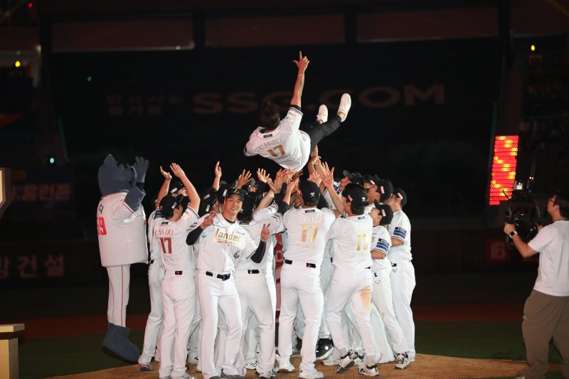 [서울=뉴시스] 14일 인천 SSG랜더스필드에서 진행된 은퇴식에서 추신수 SSG 랜더스 구단주 보좌역이 SSG 선수단의 헹가레를 받고 있다. (사진 = SSG 랜더스 제공) *재판매 및 DB 금지