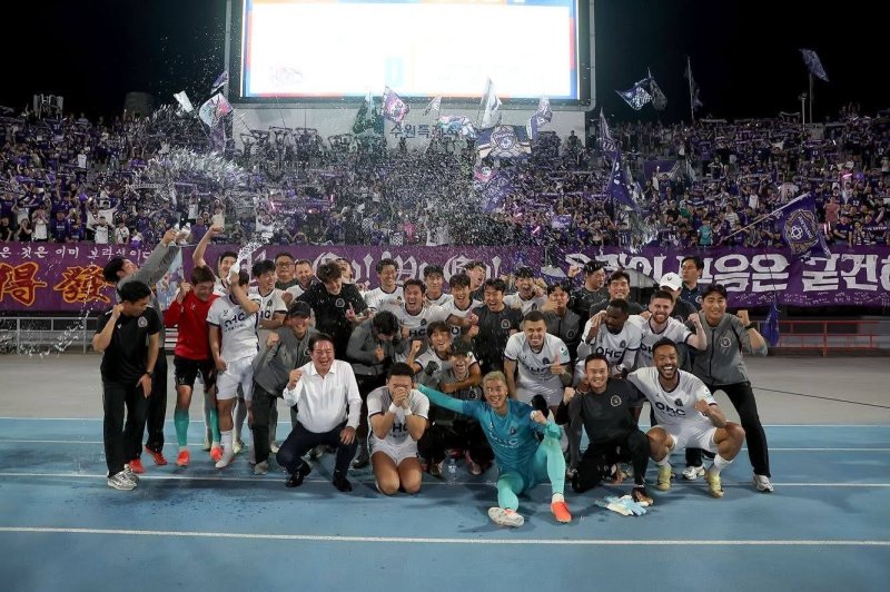 [수원=뉴시스] 최대호 안양시장과 FC안양 선수단이 14일 수원종합운동장에서 열린 수원FC와의 경기에서 2-1 역전승을 거둔 뒤 팬들과 함께 환호하며 기념촬영을 하고 있다. 이날 승리로 FC안양은 수원FC전 2연승을 기록했다. (사진=최대호 시장 SNS 갈무리) 2024.06.14. photo@newsis.com *재판매 및 DB 금지