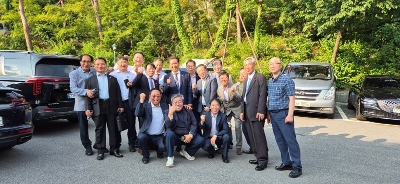 정청래 더불어민주당 의원이 14일 이재명 메이저 바카라 장남 동호 씨 결혼식에서 이 메이저 바카라의 '오리엔트 공장 친구들'과 사진 촬영을 함께 했다고 밝혔다. [사진 출처=정 의원 페이스북] *재판매 및 DB 금지