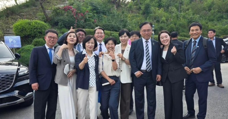 이재명 메이저 바카라 장남 동호 씨 결혼식에 참석한 더불어민주당 인사들이 14일 기념 촬영을 하고 있다. [사진 출처=강민구 민주당 전 최고위원 페이스북] *재판매 및 DB 금지
