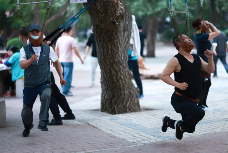 "꿀잠 잔다고?" 中서 유행하는 위험천만 '턱 그네 수면법'