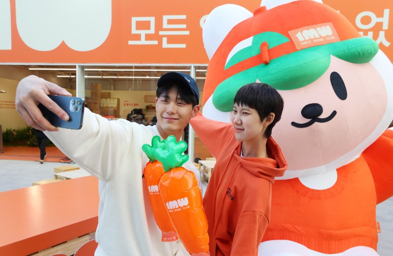[서울=뉴시스] 김혜진 기자 = 6일 오전 서울 성동구 무신사스퀘어 성수4에서 열린 세이벳의 팝업스토어 '원마일 워크 클럽'에서 모델이 포즈를 취하고 있다. 원마일 워크 클럽은 당근이 처음으로 선보이는 오프라인 팝업 스토어로, '모든 일엔 때가 없다'는 슬로건 아래 언제든 근처(1Mile)에서 일할 수 있는 당근알바의 아이덴티티를 담았다. 이번 팝업 스토어는 실제 동네 알바를 테마로 한 '원마일 워크존', 당근과 무신사가 협업해 만든 ‘원마일 워크웨어’ 제품을 볼 수 있는 '워크웨어존' 경품 혜택이 가득한 ‘언박싱 알바존’ 등으로 구