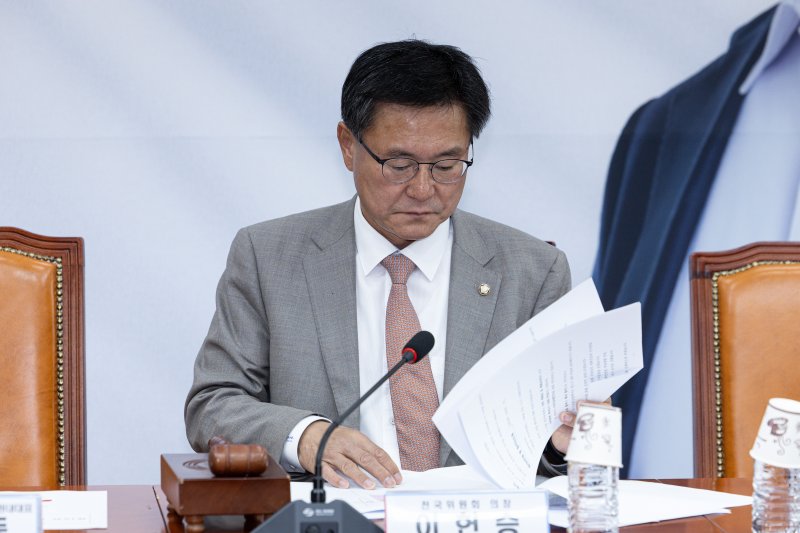 이헌승 국민의힘 전구구이원회 의장이 15일 오전 서울 여의도 국회에서 열린 제15차 전국위원회에서 자료를 살펴보고 있다. 2025.5.15/뉴스1 ⓒ News1 이재명 기자