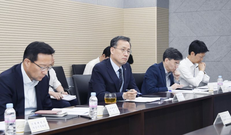 [서울=뉴시스] 김근수 기자 = 이형일 기획재정부 장관 직무대행 1차관이 지난 12일 오후 정부세종청사 중앙동에서 '제17차 부동산 시장 및 공급상황 점검 전담반 회의'를 주재하는 모습. (사진= 기획재정부 제공) 2025.06.12. photo@newsis.com *재판매 및 DB 금지