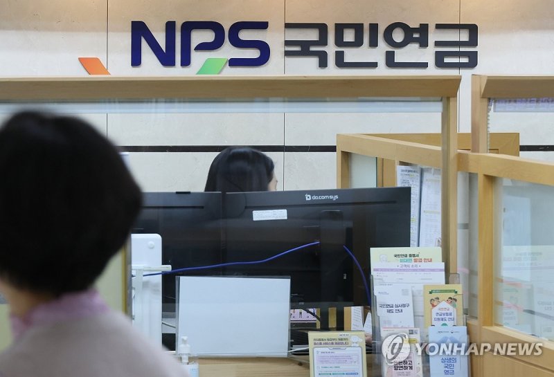'받는 사람'만 늘더니…국민연금 월 지급액 무려 '깜짝'