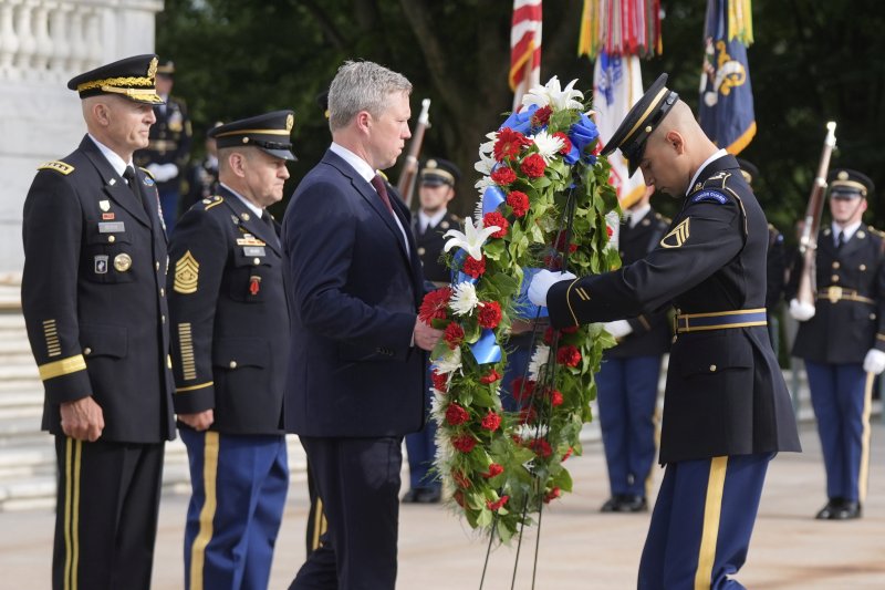 [버니지아=AP/뉴시스] 6월 14일 버지니아주 알링턴에서 도널드 트럼프 대통령의 79번째 생일과 동시에 맞은 미 육군 창설 250주년을 기념해, 대니얼 드리스콜 육군 장관이 알링턴 국립묘지의 무명용사의 묘에 헌화하고 있다. 2025. 06.15.