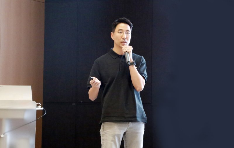 [서울=뉴시스] 김민표 카지노리뷰 대표가 전 임직원들이 모인 타운홀 미팅 자리에서 회사의 방향성과 비전에 대해 공유하고 있다. (사진=카지노리뷰 제공) 2025.4.14. photo@newsis.com *재판매 및 DB 금지