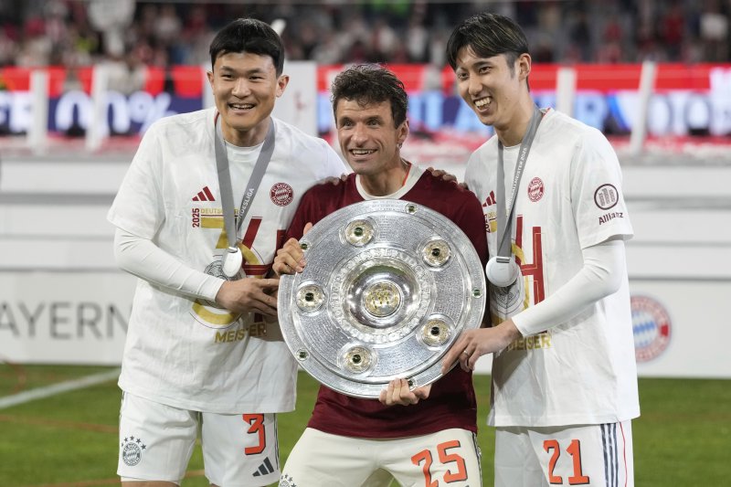 [뮌헨=AP/뉴시스] 독일 프로축구 분데스리가를 제패한 바이에른 뮌헨. 왼쪽부터 김민재, 토마스 뮐러, 이토 히로키. 2025. 5. 10.