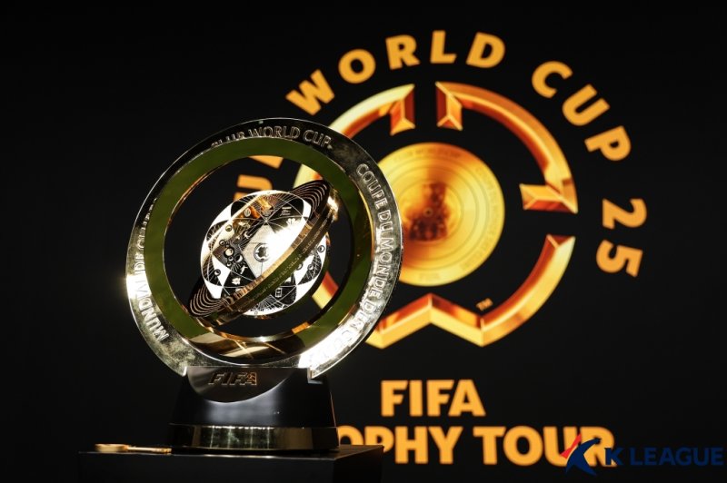 [서울=뉴시스] 6일 경기도 성남 네이버 1784 사옥에서 열린 국제축구연맹(FIFA) 2025 클럽 월드컵 트로피 제막식에서 트로피가 공개되고 있다. (사진=한국프로축구연맹 제공). 2025.03.06. photo@newsis.com *재판매 및 DB 금지