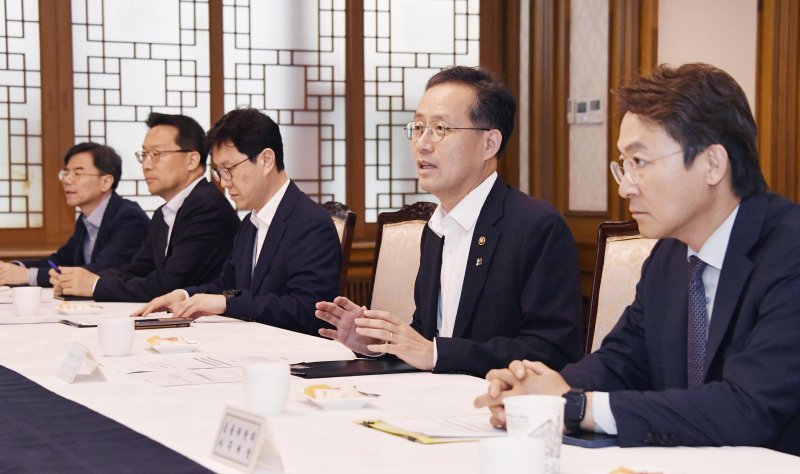 [서울=뉴시스] 이형일 기획재정부 장관 직무대행 1차관이 13일 오후 서울 종로구 정부서울청사에서 긴급상황점검회의를 주재하고 있다. (사진=기획재정부 제공) 2025.06.13. photo@newsis.com *재판매 및 DB 금지