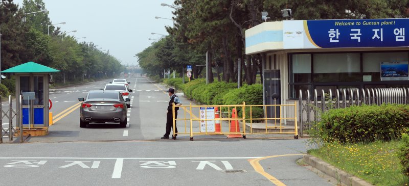 한국지엠 군산공장 폐쇄를 하루 앞둔 30일 전북 군산시 한국지엠 군산공장 정문으로 남아 있는 직원들의 차량이 들어가고 있다.2018.5.30/뉴스1 ⓒ News1 문요한 기자