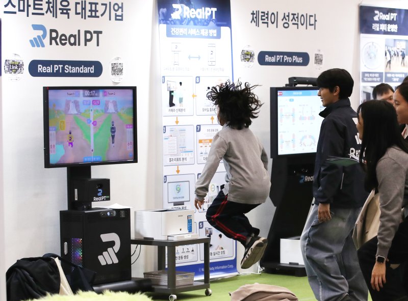 인공지능(AI) 디지털교과서 도입을 앞두고 지난해 12월 13일 경기도 고양시 킨텍스에서 열린 ‘2024 대한민국 교육혁신 박람회’를 찾은 관람객들이 전시관 체험을 하고 있다. /뉴스1 ⓒ News1 권현진 기자