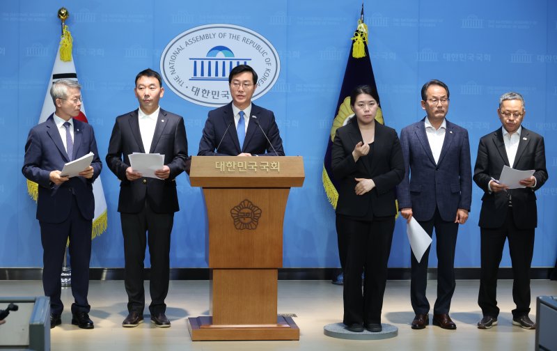 [서울=뉴시스] 고승민 기자 = 더불어민주당 장경태, 김용민 등 의원들이 지난 11일 서울 여의도 국회 소통관에서 검찰 개혁 관련 기자회견을 하고 있다. 2025.06.11. kkssmm99@newsis.com