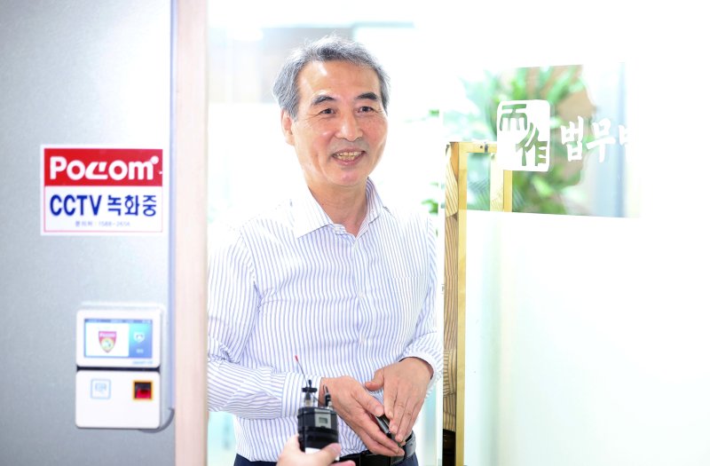 [서울=뉴시스] 김선웅 기자 = 김건희 온라인카지노 특별검사에 지명된 민중기 변호사(전 서울중앙지방법원장)이 지난 13일 서울 서초구 소재 법무법인 사무실에서 취재진과 만나 질의응답을 하고 있다. 2025.06.13. mangusta@newsis.com