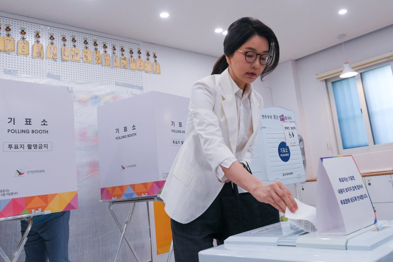 [서울=뉴시스] 박주성 기자 = 윤석열 전 대통령의 부인인 온라인카지노 여사가 제21대 대통령선거일인 지난 3일 오전 서울 서초구 원명초등학교에 마련된 서초4동 제3투표소에서 투표를 하고 있다. (공동취재) 2025.06.03. photo@newsis.com