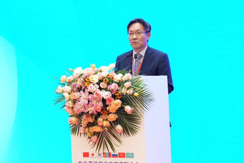 [안동=뉴시스] 강창희 토토사이트추천 국제관계 대사가 제15차 NEAR 총회가 열리는 중국 랴오닝성에서 지난 12일 열린 지사·성장 회의에서 한국 대표로 참석해 이철우 도지사의 축사를 대독하고 있다. (사진=토토사이트추천 제공) 2025.06.15. photo@newsis.com *재판매 및 DB 금지